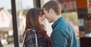 Alexis Bledel e Zach Gilford in una romantica immagine del film Post Grad