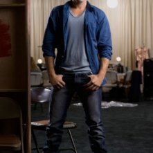 Ben Hollingsworth è Chris in una foto promozionale di The Beautiful Life