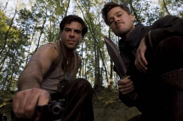 Eli Roth e Brad Pitt in una scena di Inglourious Basterds