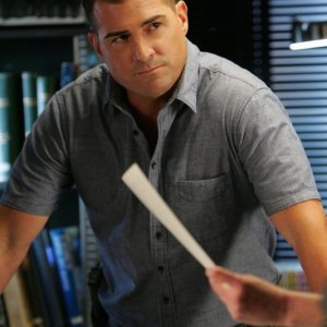 George Eads nella premiere della stagione 10 di CSI