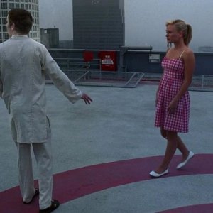 Godric (Allan Hyde) e Sookie (Anna Paquin) in una drammatica scena dell'episodio 'I Will Rise Up' della serie True Blood