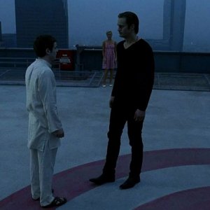 Godric (Allan Hyde), Sookie (Anna Paquin) ed Eric (Alexander Skarsgård) in una drammatica scena dell'episodio 'I Will Rise Up' della serie True Blood