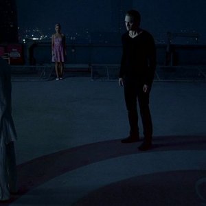Godric (Allan Hyde), Sookie (Anna Paquin) ed Eric (Alexander Skarsgård) in una scena dell'episodio 'I Will Rise Up' della serie True Blood