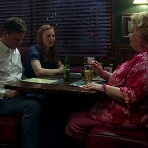 Hoyt (Jim Parrack) e Jessica (Deborah Ann Woll) incontrano la signora Fortenberry (Dale Raoul) al Merlotte in una scena dell'episodio 'I Will Rise Up' della serie tv True Blood