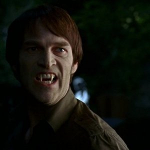 Il vampiro Bill (Stephen Moyer) guarda dall'esterno l'esplosione nel Nido in una scena dell'episodio 'I Will Rise Up' della serie tv True Blood