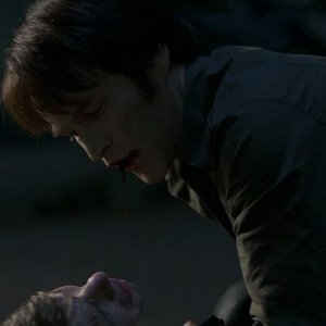 Il vampiro Bill (Stephen Moyer) si vendica di un umano in una scena dell'episodio 'I Will Rise Up' della serie tv True Blood