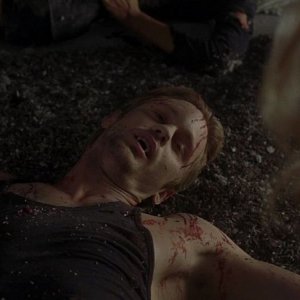 Il vampiro Eric (Alexander Skarsgård) dopo l'esplosione nel Nido in una scena dell'episodio 'I Will Rise Up' della serie True Blood
