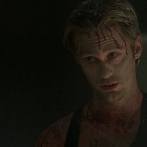 Il vampiro Eric (Alexander Skarsgård) dopo la terribile esplosione nel Nido in una scena dell'episodio 'I Will Rise Up' della serie True Blood