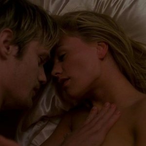 Il vampiro Eric (Alexander Skarsgård) e Sookie (Anna Paquin) in un'immagine dell'episodio 'I Will Rise Up' della serie True Blood