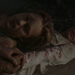 Il vampiro Eric (Alexander Skarsgård) e Sookie (Anna Paquin) in una scena dell'episodio 'I Will Rise Up' della serie True Blood