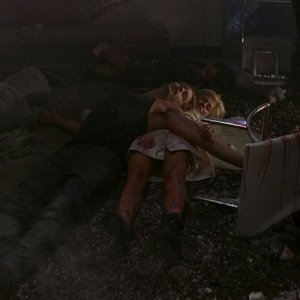 Il vampiro Eric (Alexander Skarsgård) salva Sookie (Anna Paquin) dall'esplosione della bomba nel Nido proteggendola con il suo corpo in una scena dell'episodio 'I Will Rise Up' della serie True Blood