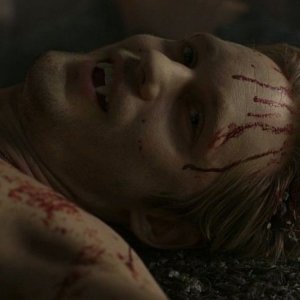 Il vampiro Eric (Alexander Skarsgård) se la ride mentre Sookie gli succhia via l'argento dal torace in una scena dell'episodio 'I Will Rise Up' della serie True Blood