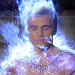 Il vampiro Godric (Allan Hyde) brucia al sole in una drammatica scena dell'episodio 'I Will Rise Up' della serie tv True Blood