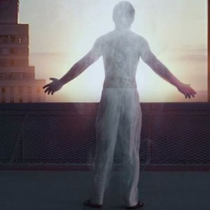 Il vampiro Godric (Allan Hyde) si consegna al sole in una scena straziante dell'episodio 'I Will Rise Up' della serie tv True Blood