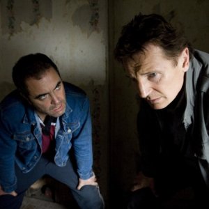 James Nesbitt e LIam Neeson in una scena del film Five Minutes of Heaven