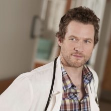 James Tupper è il dottor Chris Sands in una foto promozionale della serie NBC Mercy