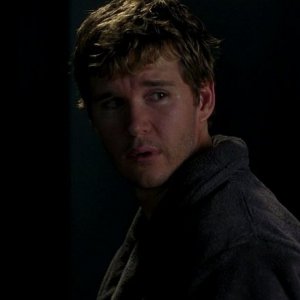 Jason Stackhouse (Ryan Kwanten) si commuove parlando della nonna morta in una scena dell'episodio 'I Will Rise Up' della serie tv True Blood