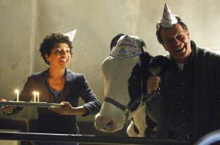 John Noble e Jasika Nicole con la mucca in una scena della premiere della stagione 2 di Fringe