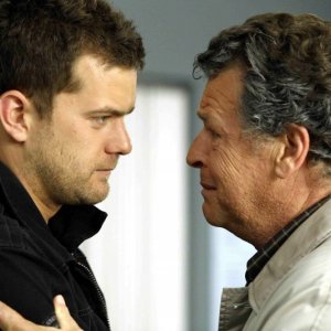 John Noble e Joshua Jackson in una scena dell'episodio A New Day in the Old Town di Fringe