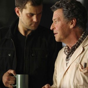 John Noble e Joshua Jackson nell'episodio A New Day in the Old Town di Fringe