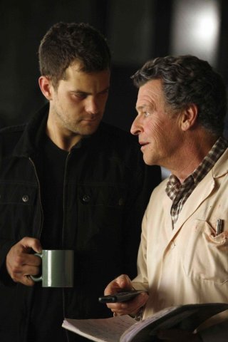 John Noble e Joshua Jackson nell'episodio A New Day in the Old Town di Fringe