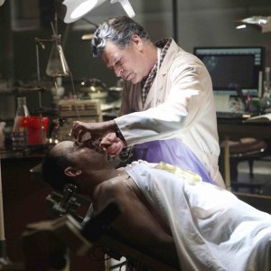 John Noble in una scena dell'episodio A New Day in the Old Town di Fringe