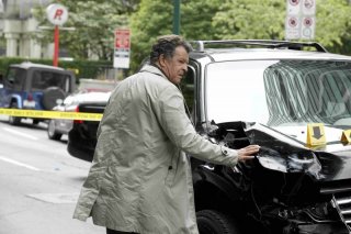 John Noble in una scena della premiere della stagione 2 di Fringe