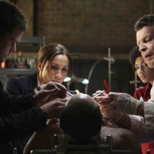 John Noble, Meghan Markle e Joshua Jackson in una scena della premiere della stagione 2 di Fringe