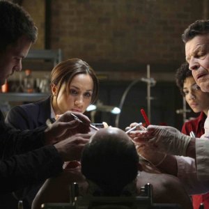 John Noble, Meghan Markle e Joshua Jackson in una scena della premiere della stagione 2 di Fringe