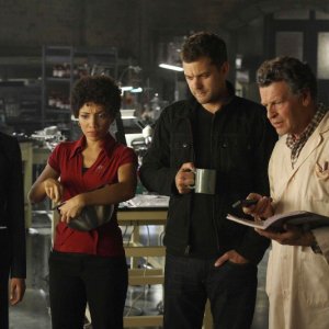 John Noble, Meghan Markle, Jasika Nicole e Joshua Jackson in una scena della premiere della stagione 2 di Fringe