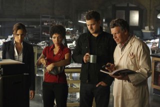 John Noble, Meghan Markle, Jasika Nicole e Joshua Jackson in una scena della premiere della stagione 2 di Fringe
