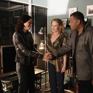 Jorja Fox, Laurence Fishburne, Marg Helgenberger e George Eads in una scena dell'episodio Family Affair di CSI