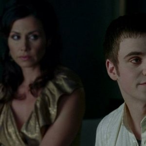 La vampira Isabel (Valerie Cruz) e lo sceriffo Godric (Allan Hyde) in una scena dell'episodio 'I Will Rise Up' della serie tv True Blood