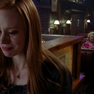 La vampira Jessica (Deborah Ann Woll) in lacrime, la signora Fortenberry (Dale Raoul) e Hoyt (Jim Parrack) in una scena dell'episodio 'I Will Rise Up' della serie tv True Blood