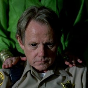 Lo sceriffo Dearborne (William Sanderson) vittima dei poteri di Maryann in una scena dell'episodio 'I Will Rise Up' della serie tv True Blood