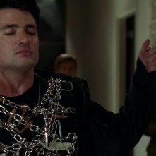 Luke (Wes Brown) si lascia saltare in aria nel Nido di Godric in una scena dell'episodio 'I Will Rise Up' della serie tv True Blood