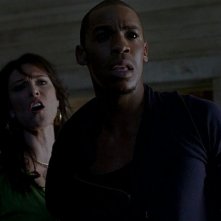 Maryann (Michelle Forbes) ed Eggs (Mehcad Brooks) con Sam in versione mosca in una scena dell'episodio 'I Will Rise Up' della serie tv True Blood