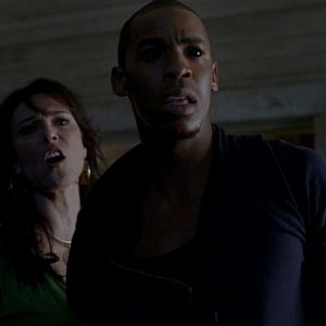 Maryann (Michelle Forbes) ed Eggs (Mehcad Brooks) con Sam in versione mosca in una scena dell'episodio 'I Will Rise Up' della serie tv True Blood