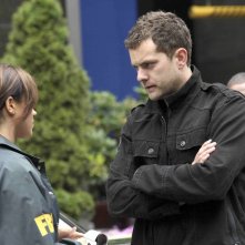 Meghan Markle e Joshua Jackson in una scena della premiere della stagione 2 di Fringe