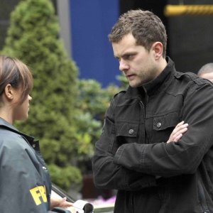 Meghan Markle e Joshua Jackson in una scena della premiere della stagione 2 di Fringe