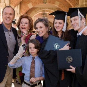 Michael Keaton, Carol Burnett, Bobby Coleman, Jane Lynch, Alexis Bledel e Zach Gilford in una scena del film Post Grad