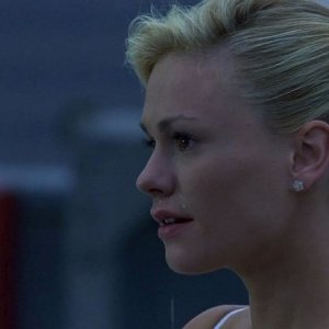 Sookie (Anna Paquin) in lacrime per Godric in una scena dell'episodio 'I Will Rise Up' della serie tv True Blood