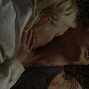 Sookie (Anna Paquin) succhia via l'argento dal corpo del vampiro Eric (Alexander Skarsgård) in una scena dell'episodio 'I Will Rise Up' della serie True Blood