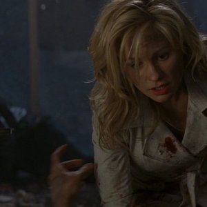 Sookie (Anna Paquin) tenta di aiutare il vampiro Eric in una scena dell'episodio 'I Will Rise Up' della serie tv True Blood