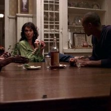 Tara (Rutina Wesley), Maryann (Michelle Forbes) ed Eggs (Mehcad Brooks) con Sam in versione mosca in una scena dell'episodio 'I Will Rise Up' della serie tv True Blood