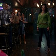 Una furiosa Maryann (Michelle Forbes) alla ricerca di Sam Merlotte in una scena dell'episodio 'I Will Rise Up' della serie tv True Blood
