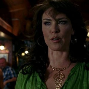 Una scatenata Maryann (Michelle Forbes) alla ricerca di Sam Merlotte in una scena dell'episodio 'I Will Rise Up' della serie tv True Blood