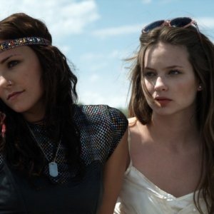 Briana Evigan e Daveigh Chase in una scena del film S. Darko