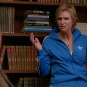 Jane Lynch in una scena dell'episodio Showmance di Glee