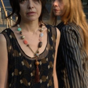 Laura Ferrari ed Elena Calligari in una scena del film Sogno il mondo il venerdì